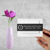 White Monogram Wreath on black Wedding  Uitnodigingen Wikkel