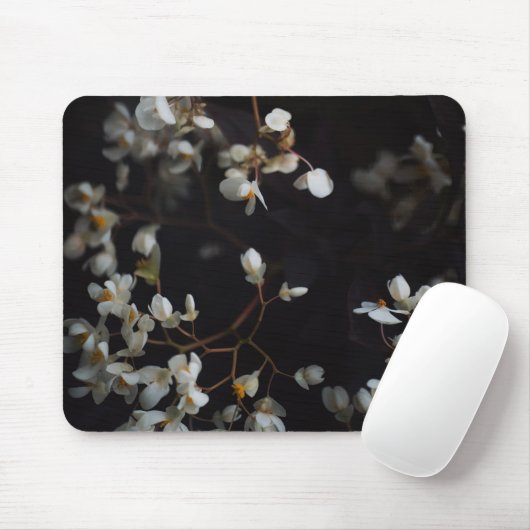 White moody flowers on dark background muismat (Met muis)