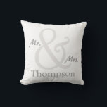 White Mr. en Mrs. Couple's Kussen<br><div class="desc">Voor de heer en mevrouw, de kussen van dit koppel bevatten een te groot ampersand met de achternaam van het stel dat je je kunt personaliseren met jouw naam. Hier in wit weergegeven met overeenkomende grijze en witte strepen aan de achterzijde. U kunt de stripeskleur wijzigen door de knop "aanpassen"...</div>