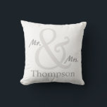 White Mr. en Mrs. Couple's Kussen<br><div class="desc">Voor de heer en mevrouw, de kussen van dit koppel bevatten een te groot ampersand met de achternaam van het stel dat je je kunt personaliseren met jouw naam. Hier in wit weergegeven met overeenkomende grijze en witte strepen aan de achterzijde. U kunt de stripeskleur wijzigen door de knop "aanpassen"...</div>