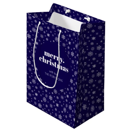 White Navy Blue Merry Christmas Snowflake Patroon Medium Cadeauzakje (Voorkant Gekanteld)