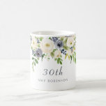 White & Navy Flowers Womans 30th Birthday Gift Koffiemok<br><div class="desc">White & Navy Flowers Womans 30th Birthday Gift 30th Birthday Party. Geef je gasten om de speciale gelegenheid te onthouden. Zie overeenkomend collectie in niche en nestwinkel</div>