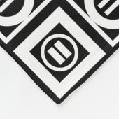 White on Black Geometric Equal Sign Pattern Fleece Deken (Hoek)