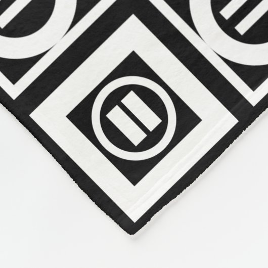 White on Black Geometric Equal Sign Pattern Fleece Deken (Hoek)