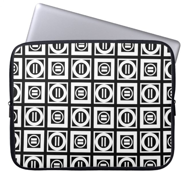 White on Black Geometric Equal Sign Pattern Laptop Sleeve (Voorkant)