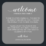 White on Grey Wedding Welcome Gift Bag Basket Vierkante Sticker<br><div class="desc">Deze elegante blanke op de grijze trouwwelkomststicker,  geplaatst op je welkomsttas of mand in hun accommodatie,  is een mooie manier om je gasten uit de stad te bedanken voor de reis die ze moesten maken om naar je bruiloft te gaan.</div>
