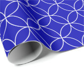 White on Royal Blue Overlapping Circles Cadeaupapier (Rol Hoek)