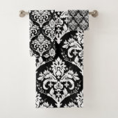 White op Black Damask Pattern Bad Handdoek (Insitu)