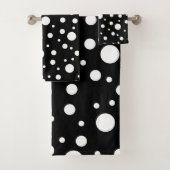 White op Black Polka Dot Pattern Bad Handdoek (Insitu)