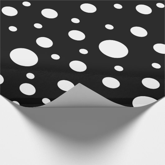 White op Black Polka Dot Pattern Cadeaupapier (Hoek)
