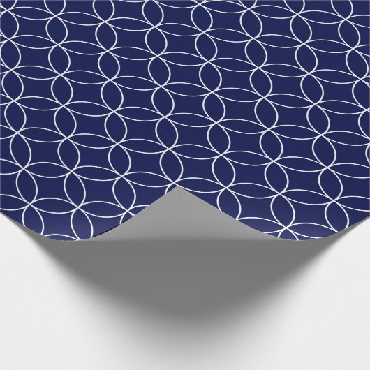 White op Navy Blue Overlapping Circles Cadeaupapier (Hoek)
