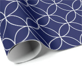White op Navy Blue Overlapping Circles Cadeaupapier (Rol Hoek)