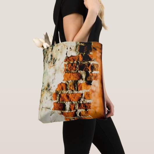 White oranje Cool old brick wall graffiti Tote Bag (Dichtbij)