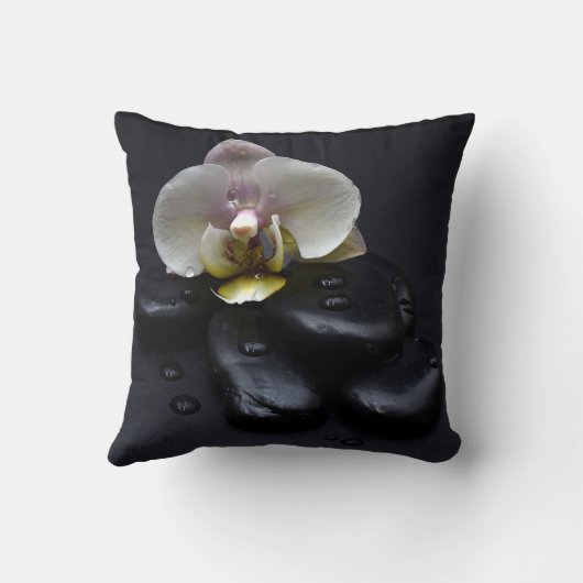 White Orchid on Black Stones Kussen (Achterkant)