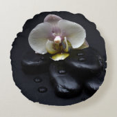 White Orchid on Black Stones Rond Kussen (Voorkant)
