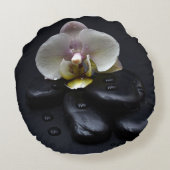 White Orchid on Black Stones Rond Kussen (Achterkant)