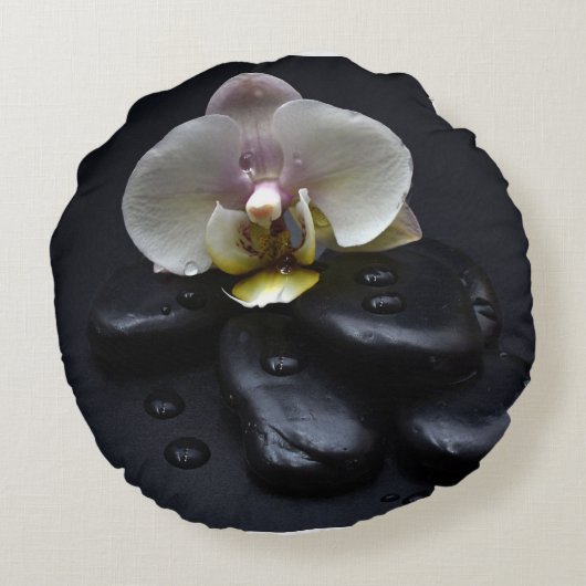 White Orchid on Black Stones Rond Kussen (Achterkant)