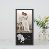White Orchid op Black Just Married Weduwschap Aankondiging (Staand voorkant)