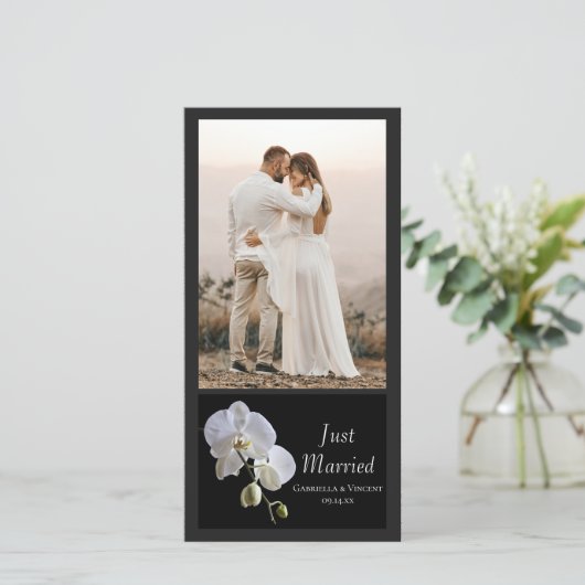 White Orchid op Black Just Married Weduwschap Aankondiging (Staand voorkant)