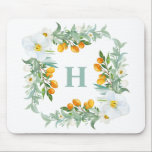 White Orchids and Kumquats Tropical Monogram Muismat<br><div class="desc">Tropische florale monogram mousepad. Het bevat waterverf illustraties van witte orchideeën,  kumquat en groen. Personaliseer u door uw eigen initiaal toe te voegen. Dit bloemmonogram mousepad is perfect als een gepersonaliseerd geschenk.</div>