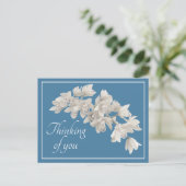 White Orchids Blue Background Denking of You Briefkaart (Staand voorkant)