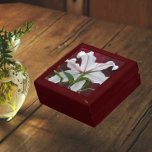 White Oriental Lily Bloom Floral Cadeaudoosje<br><div class="desc">Bewaar snuisterijen, sieraden en andere kleine souvenirs in deze houten geschenkdoos met keramische tegel met een kleurrijk foto-afbeelding van het uitzicht aan de achterkant van een witte oosterse lelie bloeien tegen de wazige achtergrond van een vlammende rode brandende Struik struik. Een prachtig, bloemig ontwerp! Selecteer de grootte en kleur van...</div>