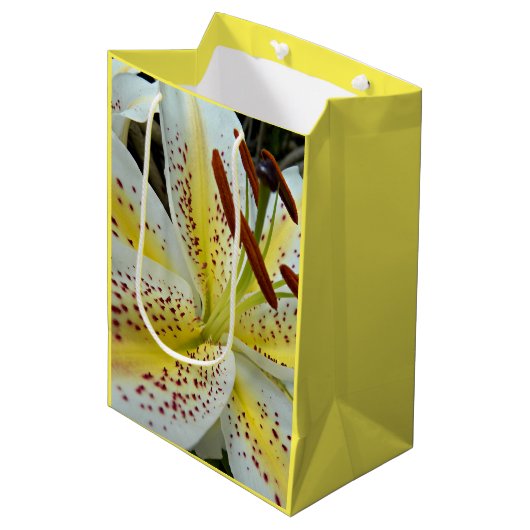 White Oriental Lily met Yellow Starburst Floral Medium Cadeauzakje (Voorkant Gekanteld)