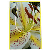White Oriental Lily met Yellow Starburst Floral Medium Cadeauzakje (Voorkant)