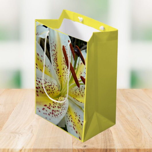 White Oriental Lily met Yellow Starburst Floral Medium Cadeauzakje