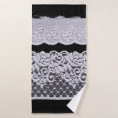 White Ornamental Lace geïsoleerd op zwarte achterg Badhanddoek (Badhanddoek)