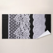 White Ornamental Lace geïsoleerd op zwarte achterg Badhanddoek (Badhanddoek)