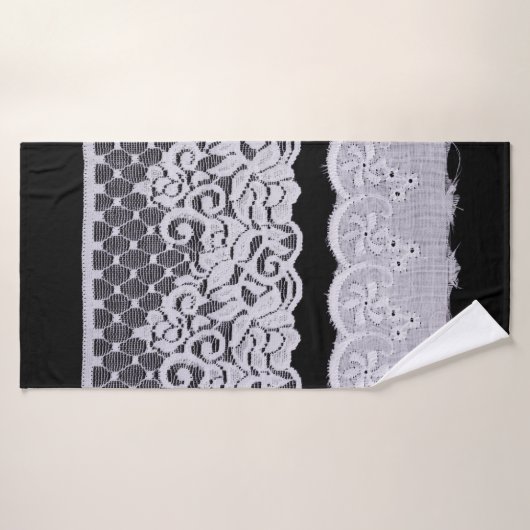 White Ornamental Lace geïsoleerd op zwarte achterg Badhanddoek (Badhanddoek)