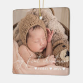 White Overlay Script Baby eerste kerstfoto Keramisch Ornament (Links)