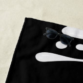 White Paint Splash op Black Strandlaken (In situ)