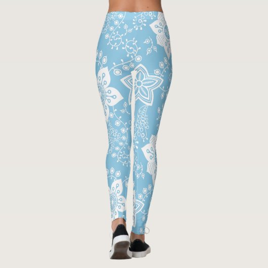 White Paisley Flowers Art Pattern on Light Blue Leggings (Achterkant)