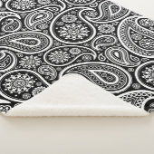 White  Paisley Pattern on Black Sherpa Deken (3/4)