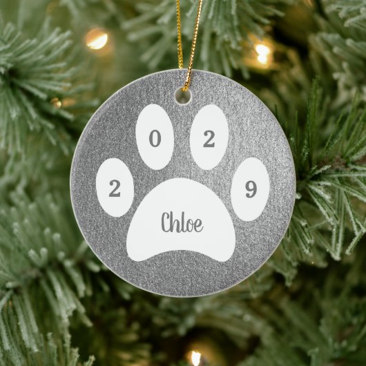 White Paw Print Silver Cat Foto met naam Jaar Keramisch Ornament (Boom)