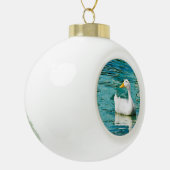 White Pekin Duck - Natuur Foto in Reflecties Keramische Bal Ornament (Links)