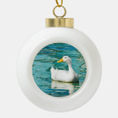 White Pekin Duck - Natuur Foto in Reflecties Keramische Bal Ornament (Voorkant)