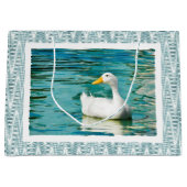 White Pekin Duck - Natuur Foto in Reflecties Large Cadeautasje (Voorkant)