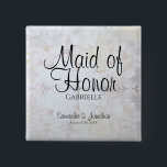 White Peonies & Hearts Wedding Maid of Honor Name Vierkante Button 5,1 Cm<br><div class="desc">Deze prachtige naamplaatsknop is perfect voor het identificeren van belangrijke leden van de trouwpartij bij het vrijgezellenfeest, het repetitieve diner, of de trouwreceptie. Het is voorzien van een modern zwart script dat over een achtergrond van het reflecteren van witte pony-bloemen en -harten tekent. De tekst is volledig aanpasbaar en luidt...</div>