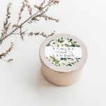 White Peony | Aangepaste Floral Wedding Ronde Sticker<br><div class="desc">Ons White Peony waterverf floral bruiloft collectie is voorzien van delicaat geschilderde waterverf groen,  groen plantaardig bladeren en witte en ivoren pony bloemen. Pas deze stickers met uw namen aan,  die door een decoratief manuscriptaccent worden aangesloten. Ideaal voor het verzegelen van enveloppen voor huwelijksuitnodigingen of voor tassen/dozen.</div>