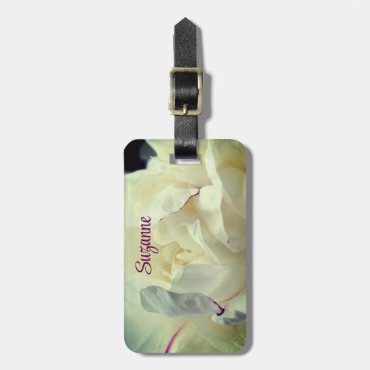 White Peony Flower in Bloom Close up Personated Bagagelabel (Voorkant verticaal)