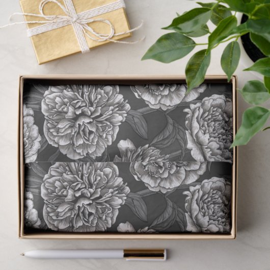 White peony flowers on dark gray tissuepapier (Geschenk)