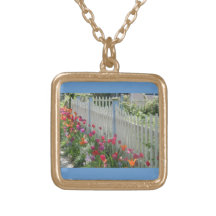 White Picket Fence with Tulps Gold sq. ketting