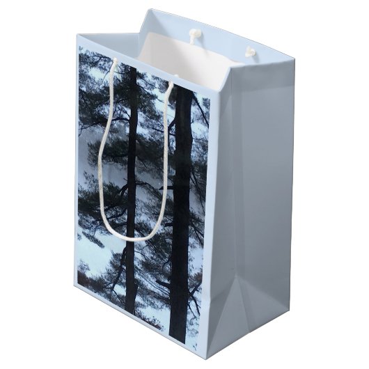 White Pines in a Blizzard — Medium Cadeauzakje (Achterkant Gekanteld)