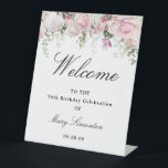 White Pink Floral 70th Birthday Welcome Reclamebord Met Voetstuk<br><div class="desc">Welkom gasten op je verjaardagsfeestje met dit elegante bloemontwerp. Bovenaan wordt een spoelrand van wazige roze rozen en witte brandkranen geplaatst. Het welkom wordt geschreven in een grote trending font. De rest van de tekst is een klassieke combinatie van een rechtop en cursief lettertype. Heel eenvoudig aan te passen.</div>