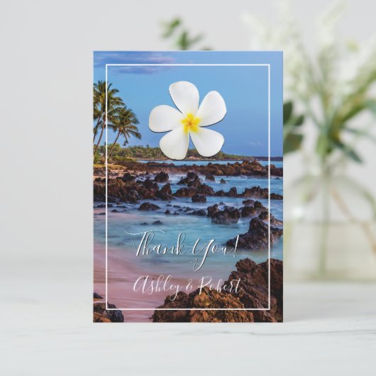 White Plumeria Flower w/ Tropical Beach, bedankt Kaart (Staand voorkant)