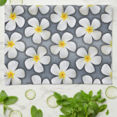 White Plumeria Flowers op Silver Theedoek (Gevouwen)