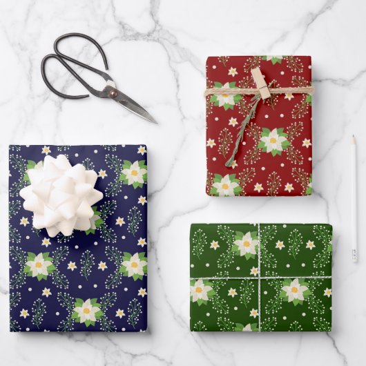 White Poinsettias on Green Red and Blue Background Inpakpapier Vel (Voorkant)